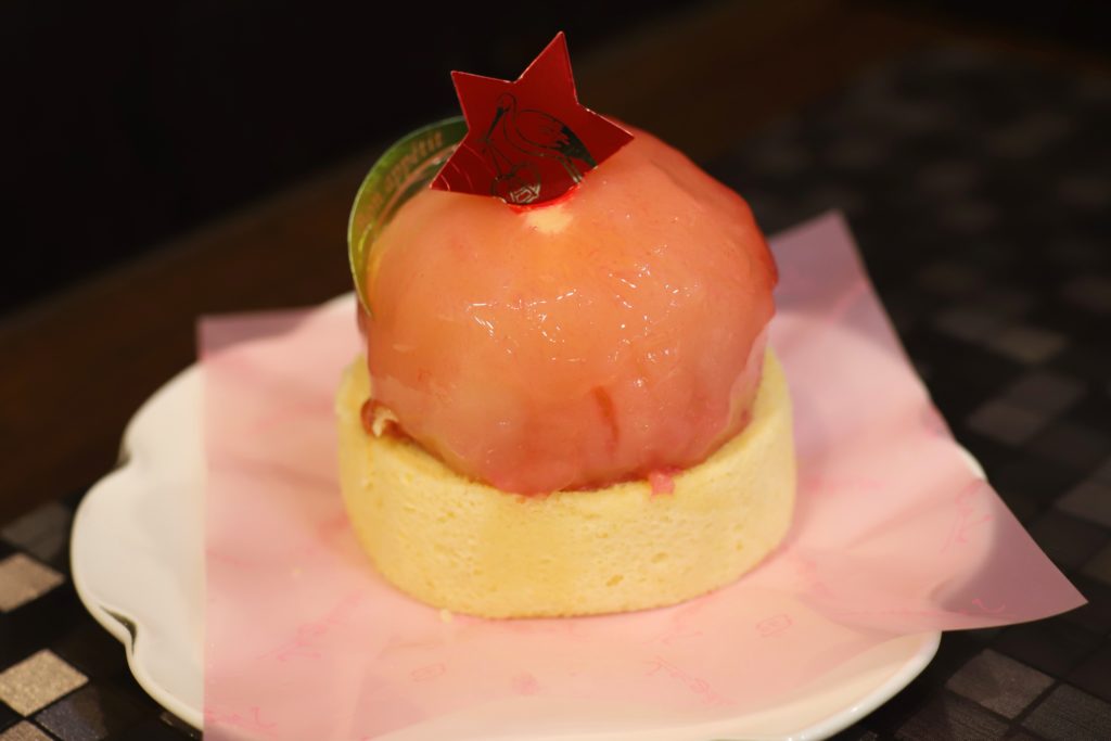 桃がまるごとのったロールケーキ 巣鴨の人気店 パティスリー ヨシノリアサミ 8月 るるのお菓子な暮らし